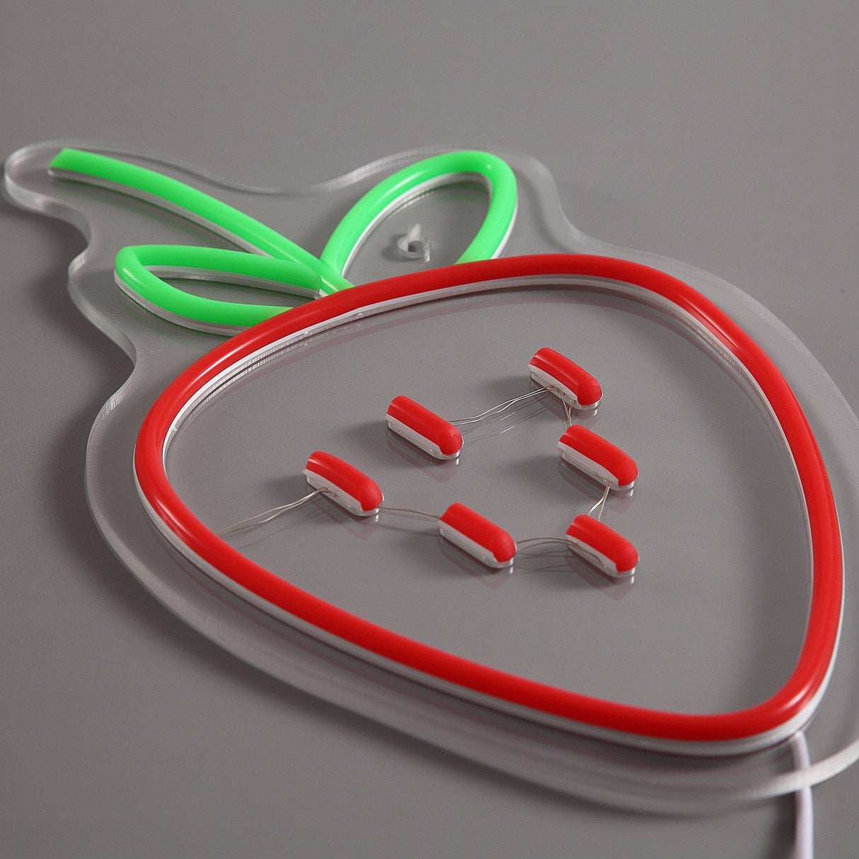 Strawberry Neon Vägglampa-Lampconcept.se